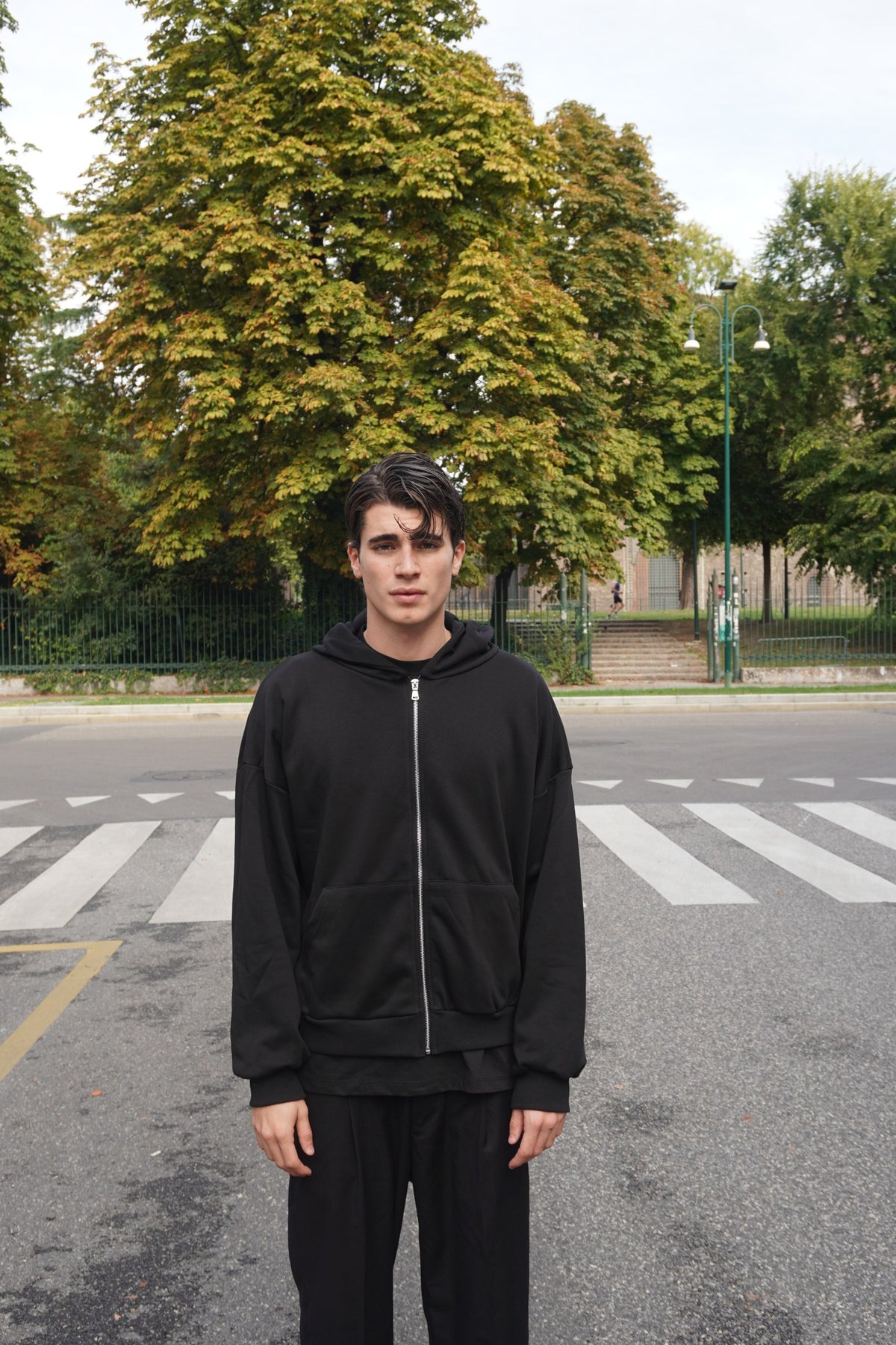 Felpa uomo con zip nera - fotografia 1