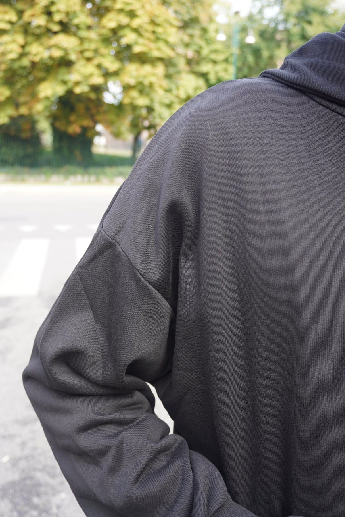 Felpa uomo con zip nera - fotografia 4