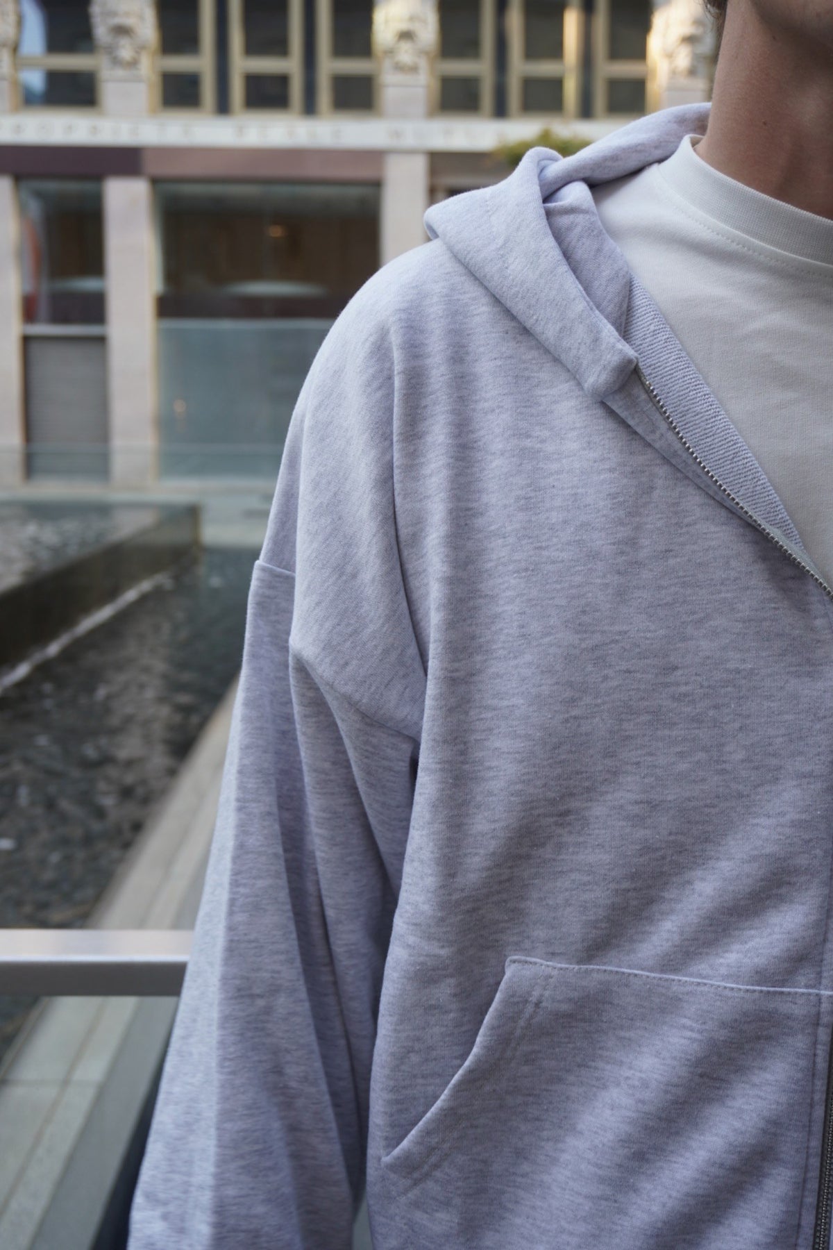 Felpa uomo con zip grigia - fotografia 4