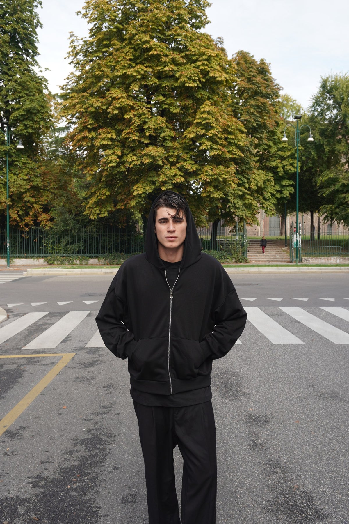 Felpa uomo con zip nera - fotografia 3