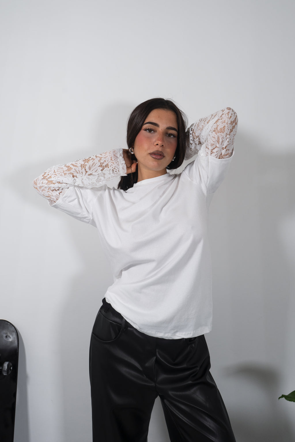 T-shirt con maniche in pizzo