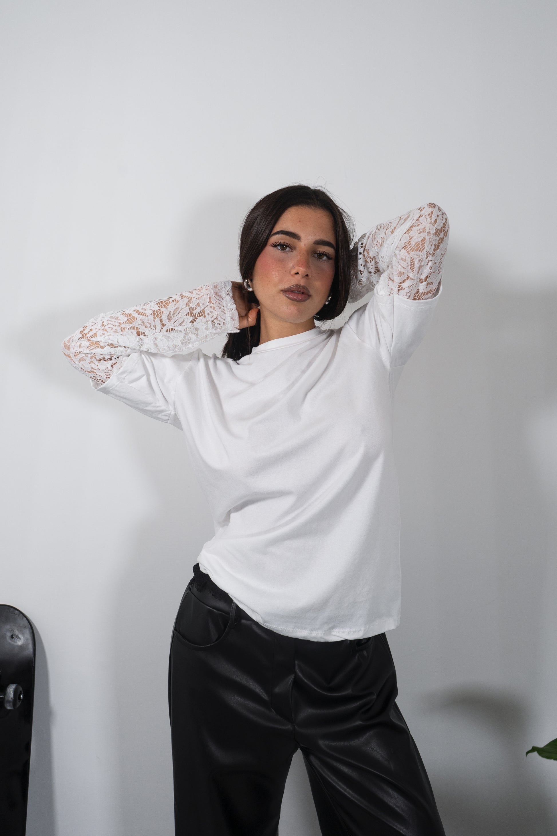 T-shirt con maniche in pizzo