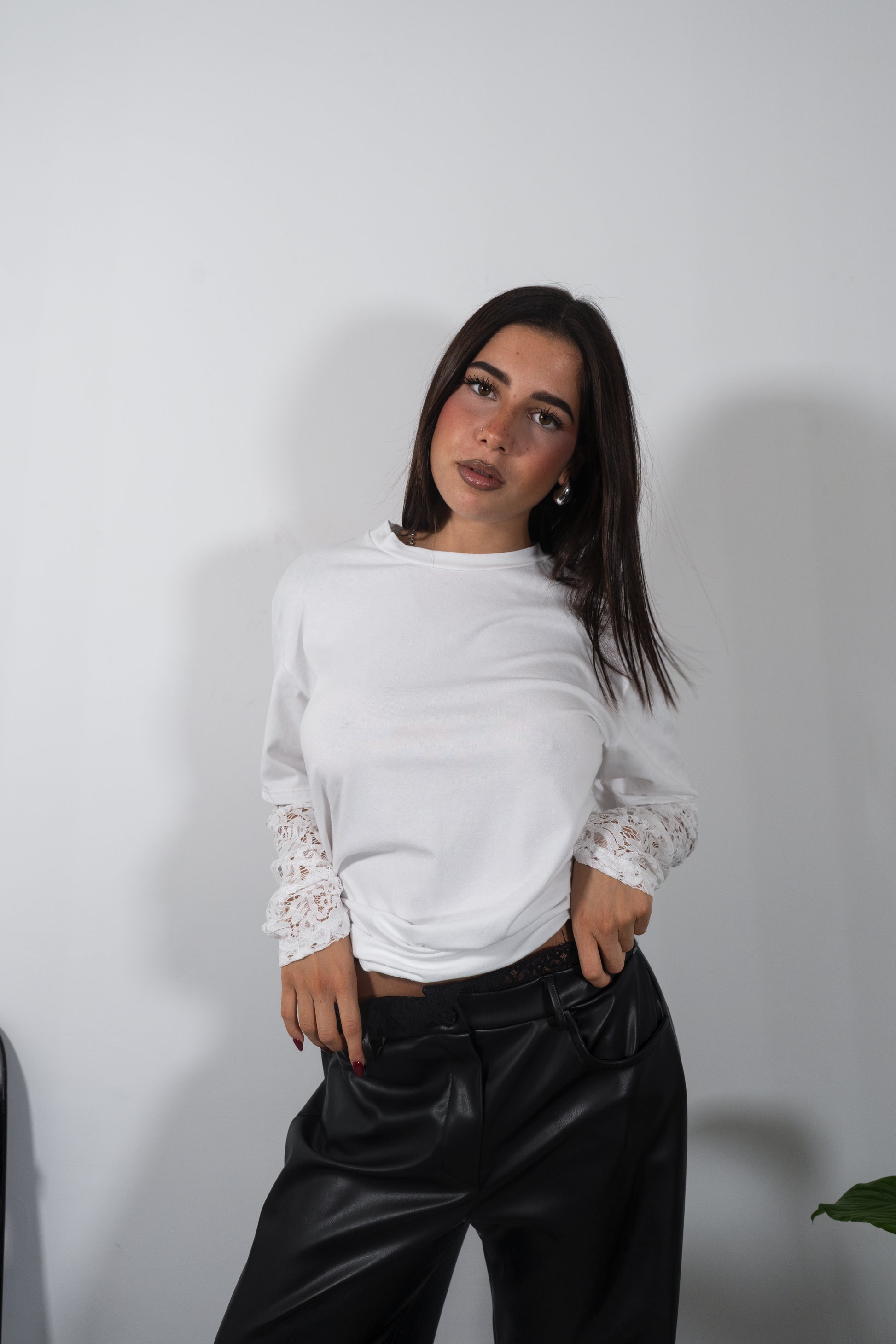 T-shirt con maniche in pizzo