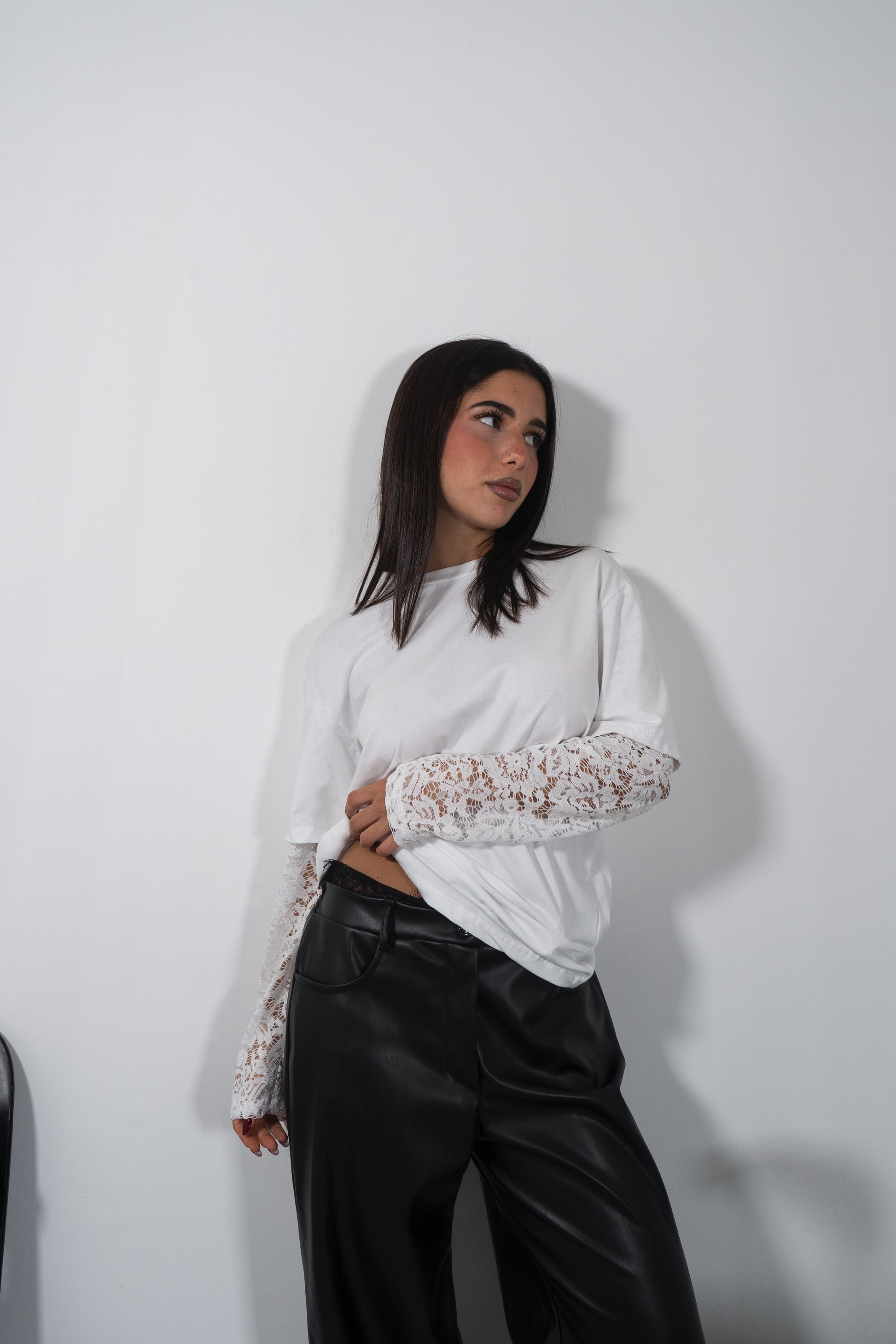 T-shirt con maniche in pizzo